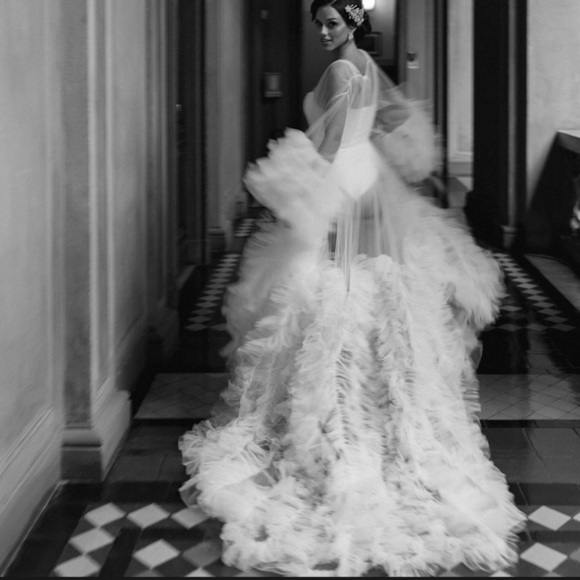 Elegant White Bridal Robe with Ruffles - Picture 2 of 4